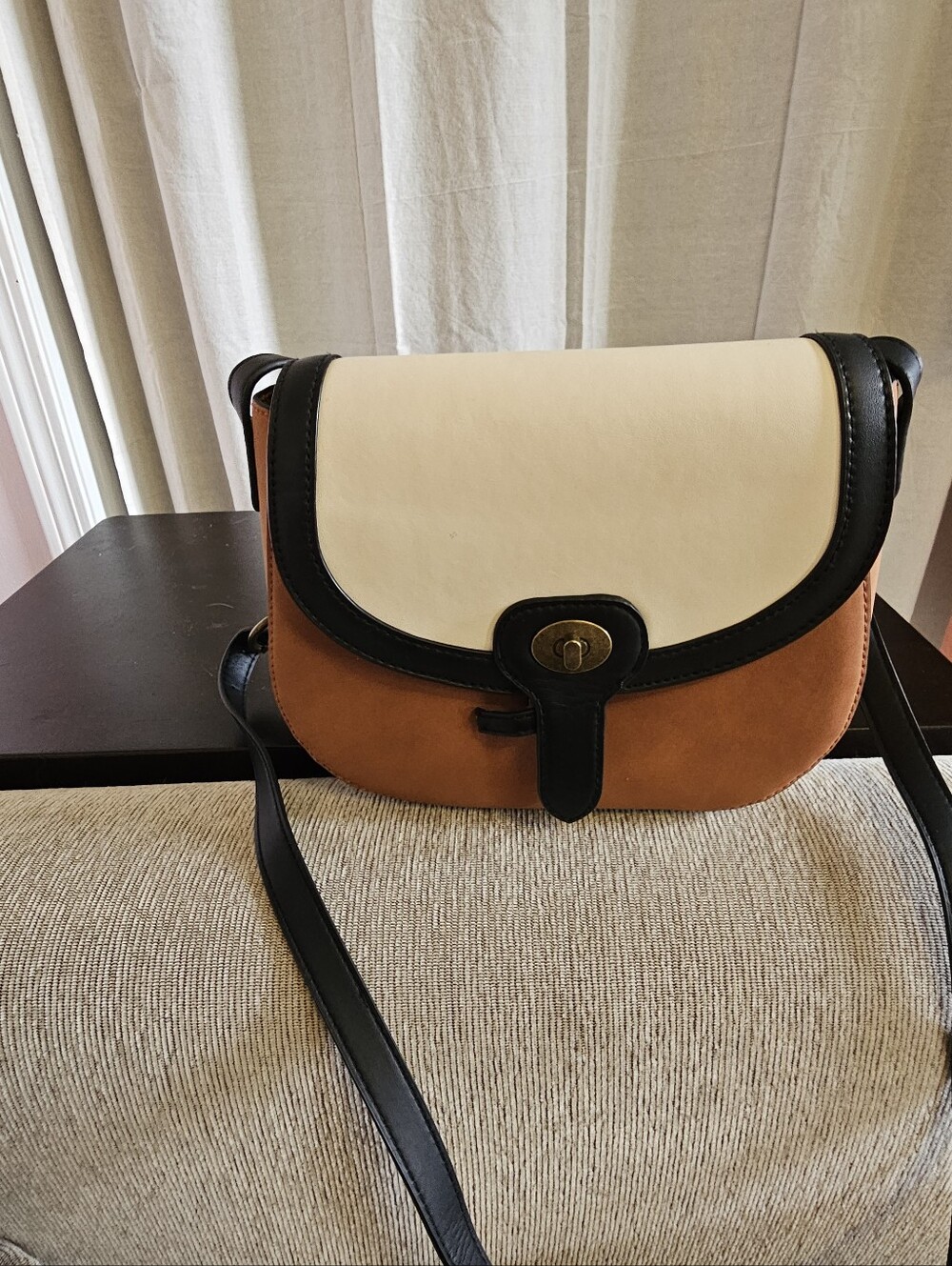 Univeral Thread Saddle Bag Classic Two-Tone Crossbody Bag in Cream and Brown